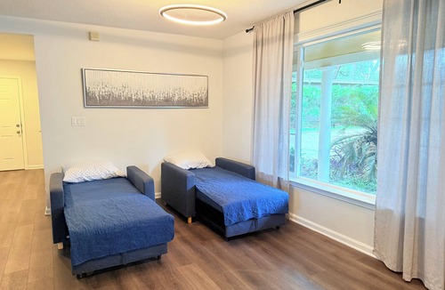 Arlington House | Beautiful view King bed, sleeps 8/port/airport/stadium/zoo