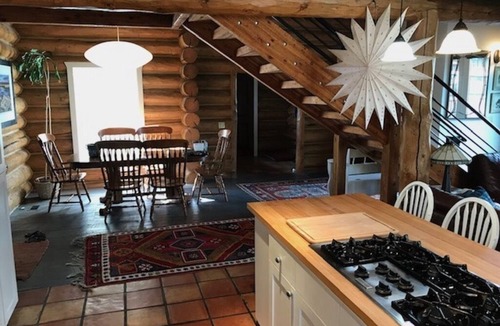 Jackson House | Beautiful, well-appointed, log cabin home with gracious spaces and lots of light