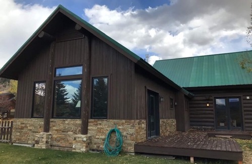Jackson House | Beautiful, well-appointed, log cabin home with gracious spaces and lots of light