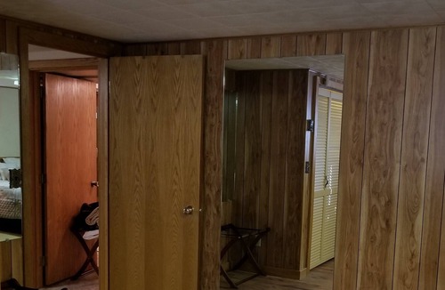 Billings House | Beautifully Furnished - Family and Pet Friendly with Pool, Sauna and Steam Room