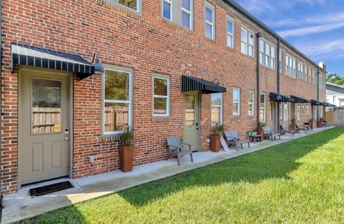 Springfield Apartment | Beautifully Modern Townhouse in Historic SPR!