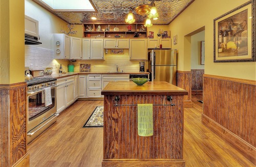 Hamilton Villa | Beautifully Restored house of pleasure on Main St above Ponderosa Wine Bar
