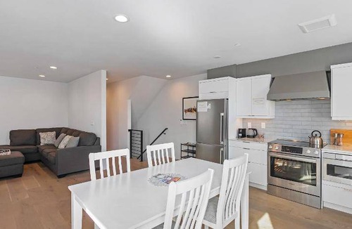 East Queen Anne Bed & Breakfast | Bed and breakfast ∙ 2 guests