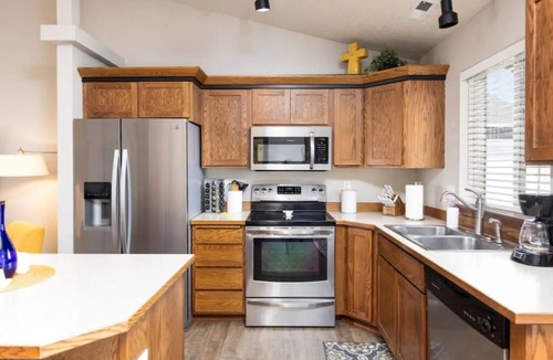 Rathdrum House | BeeCozy Cottage-Near Silverwood & Lakes! 3 bedroom & 2 baths!
