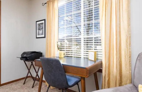 Rathdrum House | BeeCozy Cottage-Near Silverwood & Lakes! 3 bedroom & 2 baths!