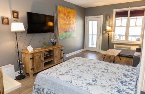 Eureka Springs Historic District Apartment | Bella Paradiso 14 Queen Bed Studio Walk to Downton