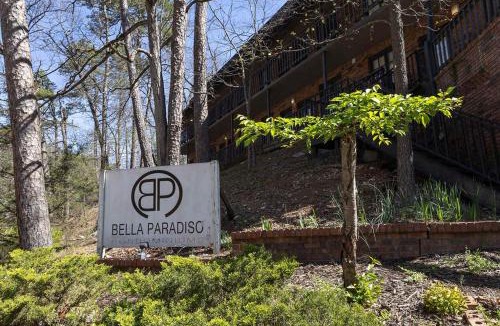 Eureka Springs Historic District Apartment | Bella Paradiso 14 Queen Bed Studio Walk to Downton