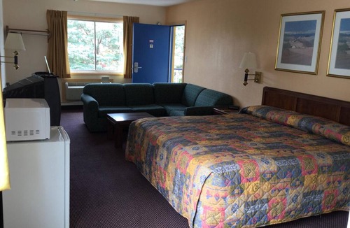 Hampton Hotel | Belmont Inn & Suites
