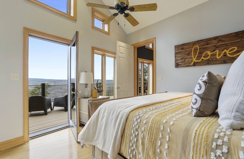 Berkeley Springs House | 🏞️ Berkeley Springs Luxury Cabin ✨ Hot Tub w Views ♨️ Fire Pit 🔥 Pool Table 🎱