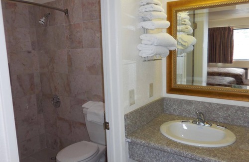 Oildale Hotel | Best Economy Inn n Suites