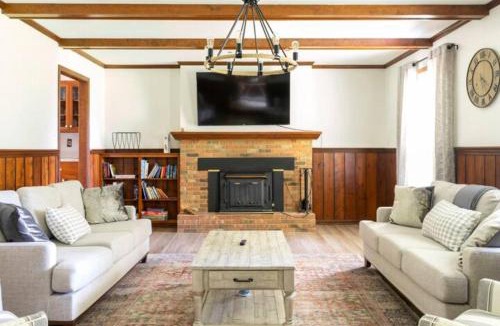 Logan House | Best Hocking Hills Cabin with Hot tub sleeps 8 Red Brick Ranch