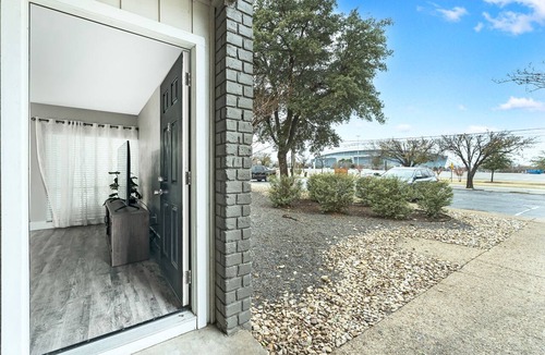 Arlington Apartment | Best Location Downtown | Mins from AT&T, Ranger Stadium & Six Flags