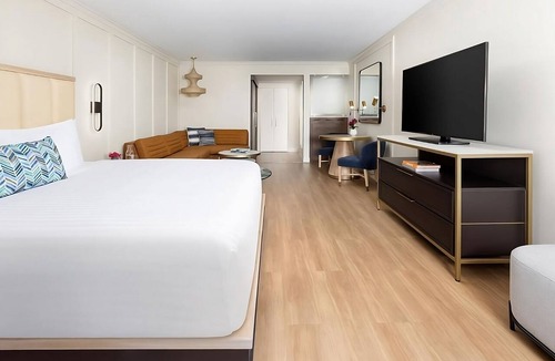 Calabasas Hotel | Best Value, Quality Stay! Pool, Dog-friendly, Walk to Lake Calabasas Park