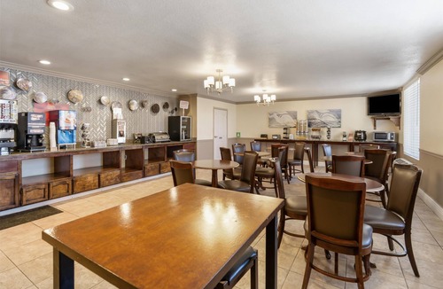 Palmdale Hotel | Best Western Plus John Jay Inn & Suites