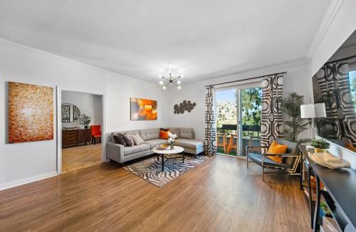 Beverly Grove Apartment | Beverly Hills 2 bed 2 bath Penthouse with Den and Parking 414
