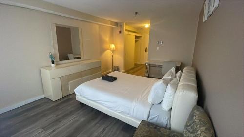 Beverly Hills Apartment | Beverly Hills Apart with En-Suite Bath c12