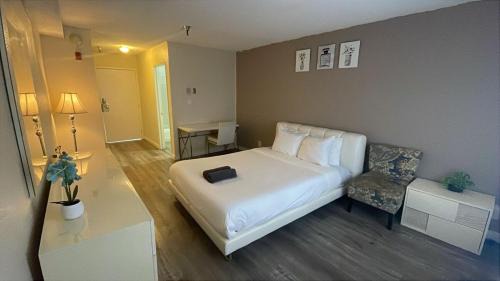 Beverly Hills Apartment | Beverly Hills Apart with En-Suite Bath c12