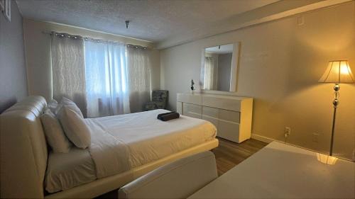 Beverly Hills Apartment | Beverly Hills Apart with En-Suite Bath c12