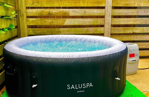 Poplar House | Beyond Spacious 4-bedroom house W/HotTub