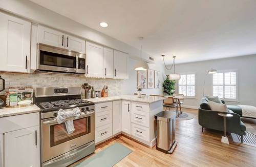 Truxton Circle Bed & Breakfast | Big and Beautiful 5BR Triplex in Shaw/Bloomingdale