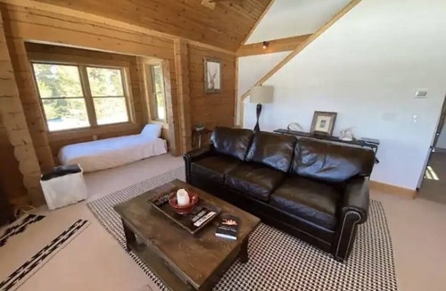 Gallatin Gateway House | Big Sky Retreat Cabin 2