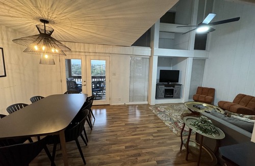 Point Venture House | Billie Jean, Lake Travis - Sleeps 8 Lake Access