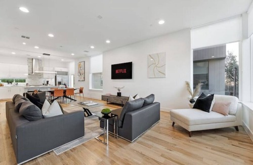 Kessler House | Bishop Arts~Dallas Skyline Views~Rooftop~3 Bedroom with Private Bathrooms