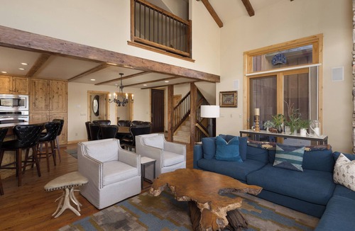 Big Sky House | Black Eagle Lookout | Hot Tub Deck Walk to Dining