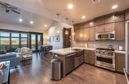 Park City Condo | Blackstone Luxury 2br, Walk to Skiing at Cabriolet, Mountain View, Shared Pool and Hot tub, Gym