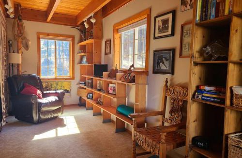 Lakeside House | Blacktail Cabin Hideaway with hot tub