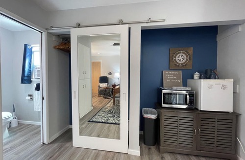 Bethel-Danebo Apartment | "Blue House Suite: A Serene Retreat in Proximity to the Airport"