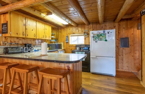 Last Chance Cabin | Blue Springs Pond Cabin ⁓Near Yellowstone ⁓Hot Tub