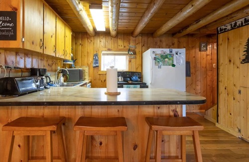 Last Chance Cabin | Blue Springs Pond Cabin ⁓Near Yellowstone ⁓Hot Tub