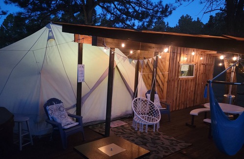 Hot Springs House | BlueBird Nest 2.0, hot tub! Sibley double bell on huge deck!covered kitchen/bath
