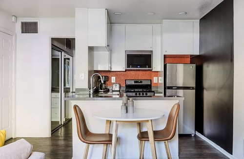 Los Angeles Apartment | Blueground | Burbank, pool & BBQ, near shops