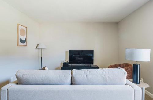 Cherrywood Apartment | Blueground Mueller BBQ Pool AC nr Downtown ATX-278