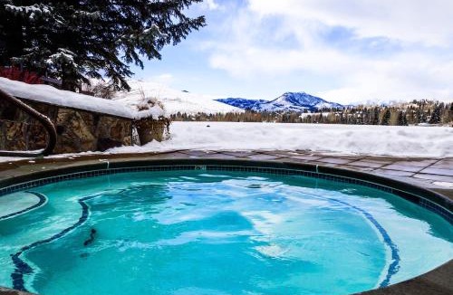 Elkhorn Village Apartment | Bluff Mountain Charmer