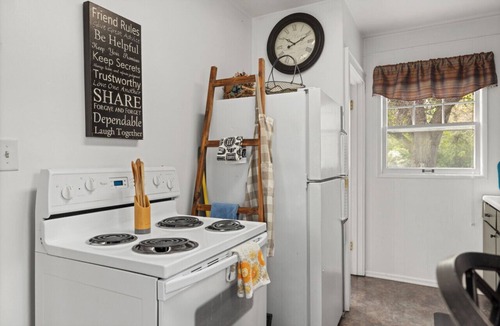 Central - Terry Apartment | Bo's Rusty Relic Billings |Hot Tub | Rustic decor | Central Billings