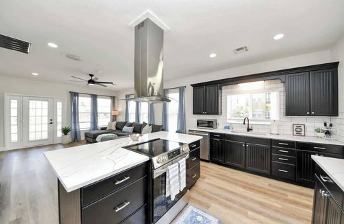 Clear Lake Shores House | Boardwalk Bungalow Family Fun for All - Sleeps 10