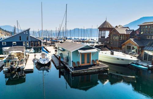 Bayview House | Boats N Rows Float Home