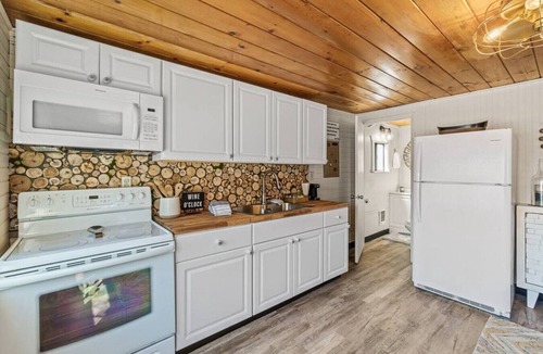 Bayview Apartment | Boats ‘N Rows Float Home
