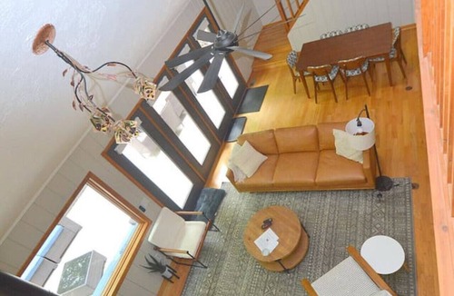 Berkeley Springs House | Bobcat 22 - hot tub, wifi, pool access, pet friendly, game room, hiking, king