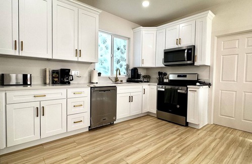 Alhambra House | Boho luxury 2 master suites, huge yard