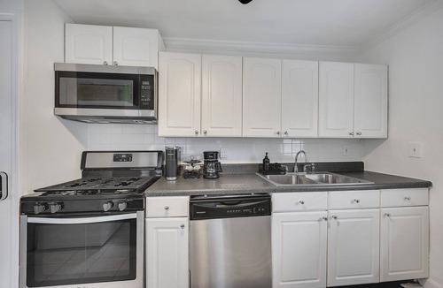 Knight Park Apartment | Boho Westside Retreat | Fire Pit + Walk to Eats