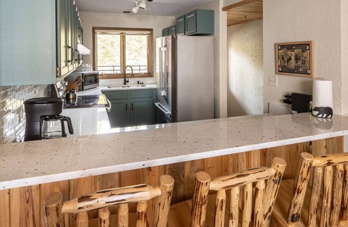 Big Sky Condo | Book a Holiday Stay! Sunny Condo with wifi, mountain views - on shuttle route