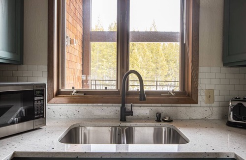 Big Sky Condo | Book a Holiday Stay! Sunny Condo with wifi, mountain views - on shuttle route