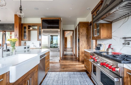 Spanish Peaks House | Book a Winter Getaway Today! Luxurious Estate Comfortably Sleeps Up to 12 Guests