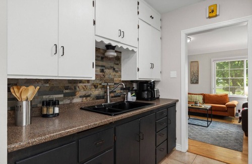 Central - Terry House | Bo’s Cheerful Home with private HOT TUB