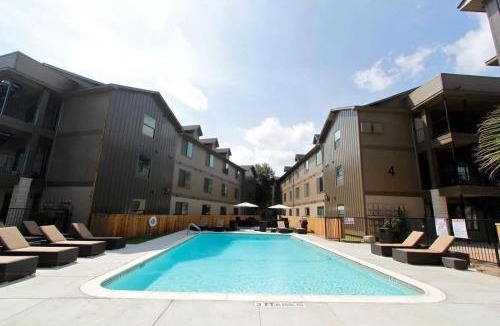 Riverside Apartment | Boulevard Stays 8 mins to Downtown King Bed Pool Parking Gym 01