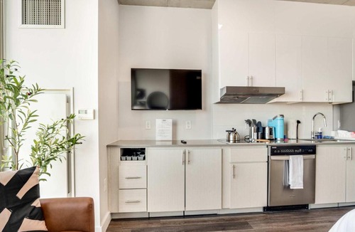 Downtown Phoenix Apartment | Boulevard Stays Highrise STU Sky Pool Parking Gym 21